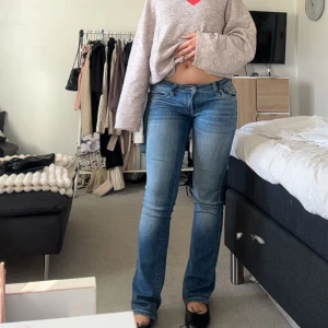 Blå jeans från Pepe Jeans London - Intresskoll på mina snygga blå low waist bootcut jeans från Pepe Jeans London. Detta är en gammal modell och vad jag har sett så säljs dom inte längre alls, någonstans. Super skönt material vilket gör att dom blir stretchiga och super sköna att ha på sig. Skulle säga att dom passar 34-36. Super fina unika detaljer. Skriv för fler bilder eller mer frågor!!💗💗