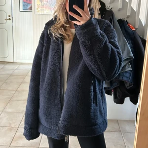 Jacka - Säljer den här super mysiga och snygga jackan från Arket! Perfekt till vintern men också nu till våren på lite kallare dagar. Super fin blå färg som gör den lite extra unik! Jackan är från herr avdelningen och därav är storleken ganska stor. Jag har vikt upp armarna som man kan se på bilden men det är inget man tänker på. Jag skulle säga att storleken är M men det står S i jackan! Skriv till mig om du har några frågor❤️