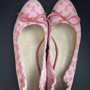 Rosa ballerinaskor från Louis Vuitton - Säljer ett par superfina vintage Louis Vuitton ballerinas i rosa monogramcanvas. Perfekta för våren och sommaren!  Storlek: 37 Äkta Louis Vuitton Använda men i fint skick  Nypris ligger runt 6 000 kr, säljes för 2900 kr. Finns i Bandhagen , kan skickas mot fraktkostnad eller hämtas. Pris kan diskuteras.  Hör av dig vid intresse!