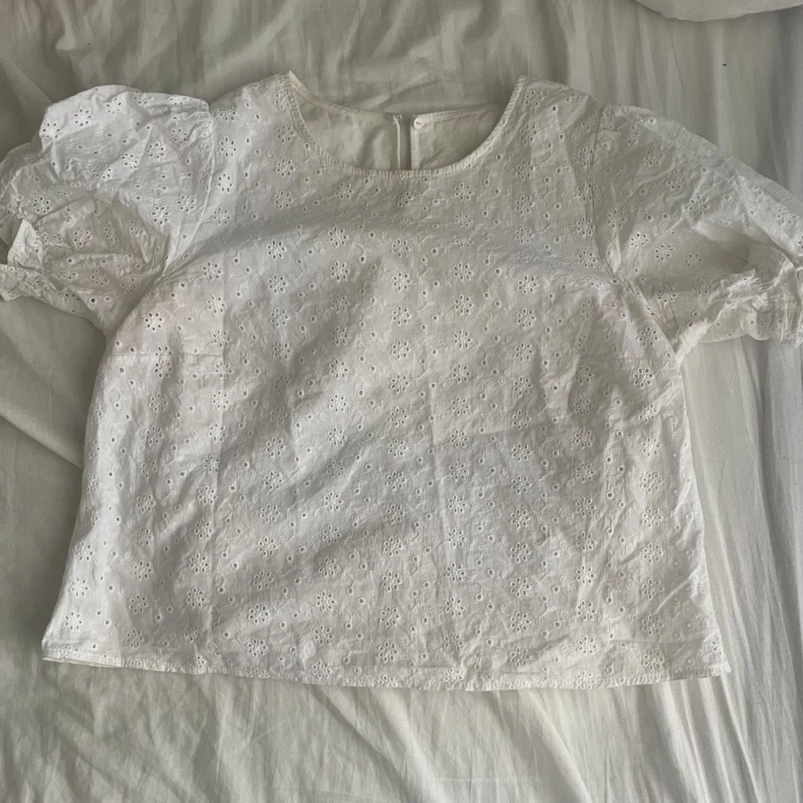 Vit blus med spetsdetaljer - 3