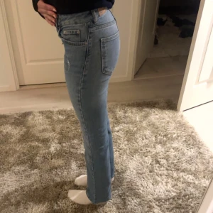 Blå jeans med slitning - Snygga blå jeans från Gina🌟 Väldigt bra skick, Stl 34💓 Är tyvärr för små för mig! Jag är 175cm lång och de passar mig bra i längden <3