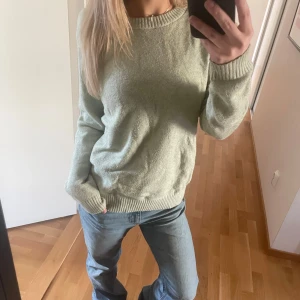 Grön stickad tröja - Säljer en mysig ljusgrön stickad tröja med rund hals och långa ärmar. Passar både till vardags och lite finare tillfällen. Tröjan är i jättefint skick och passar storlek M och S.