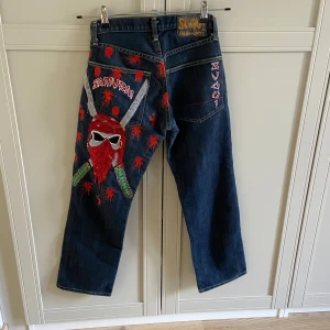 Helt unika jeans med supercool design från sugoi  - Säljer ett par asballa helt unika jeans (finns inga likadana) med samurajliknande broderi på baksidan då de tyvärr var för korta och för små för mig! Superbra skick och inga fel alls vad jag kan hitta!💕liknande jeans säljs second hand för iaf 1500kr så detta är kap!