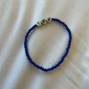 Blått Ifk Göteborg pärlarmband med bokstäver - Snyggt blått pärlarmband med bokstäverna I, F och K i silverfärg. Perfekt för alla sommarens matcher. Har även fler armband på min profil, bla hov1 och dif, ta en kik och säg till om du önskar något annat motiv!