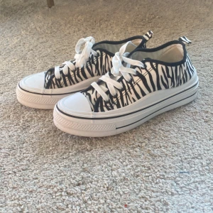 Zebra sneakers  - Säljer dessa supercoola zebra mönstrade sneakers, de är enbart använda en gång och i topp skick. Storlek 39❤️‍🔥
