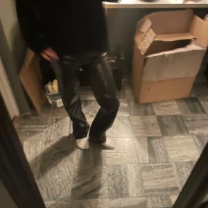Svarta skinnbyxor  - Säljer mina svarta skinnbyxor då jag inte använder dessa. De är från Bershka och är helt oanvända och har lappen kvar! Nypris 500kr