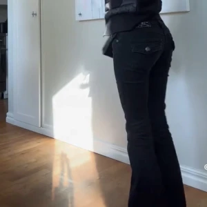 Svarta low waist true religon jeans  - Säljer nu mina älskade populära True religon joey low rise jeans då jag inte har någon användning av dom längre!! Storleken är W27 och passar mig som brukar ha ungefär 34-36 i byxor. Lite långa på mig som är 158. Super fint skick, dock ett super litet hål vid fickan som är ihopsytt och syns inte alls, (bilder kan skickas). Skriv vid funderingar eller fler bilder!!💗💗