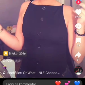 Fest topp från Gina - Snygg svart topp från Gina . Perfekt för en stilren look och kan enkelt matchas med olika outfits. Aldrig använd 