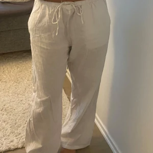 linnebyxor med snörning - Säljer ett par bekväma och snygga linnebyxor med snörning i midjan. Perfekta inför sommaren, använt en gång