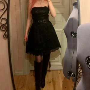 Klänning - Så fin klänning med spets och rosett vid midjan. Använd 2 gånger. Nypris ca 2500. Kom gärna med frågor och prisförslag 🖤