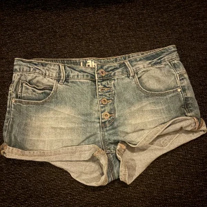 Jeansshorts från Lab Industries - Säljer ett par snygga lågmidjade jeansshorts från Lab Industries. De är blå med flera knappar framtill. Perfekta för sommaren. Jag kan tyvärr inte ha de längre eftersom de är för små. Skriv om ni har frågor!💗