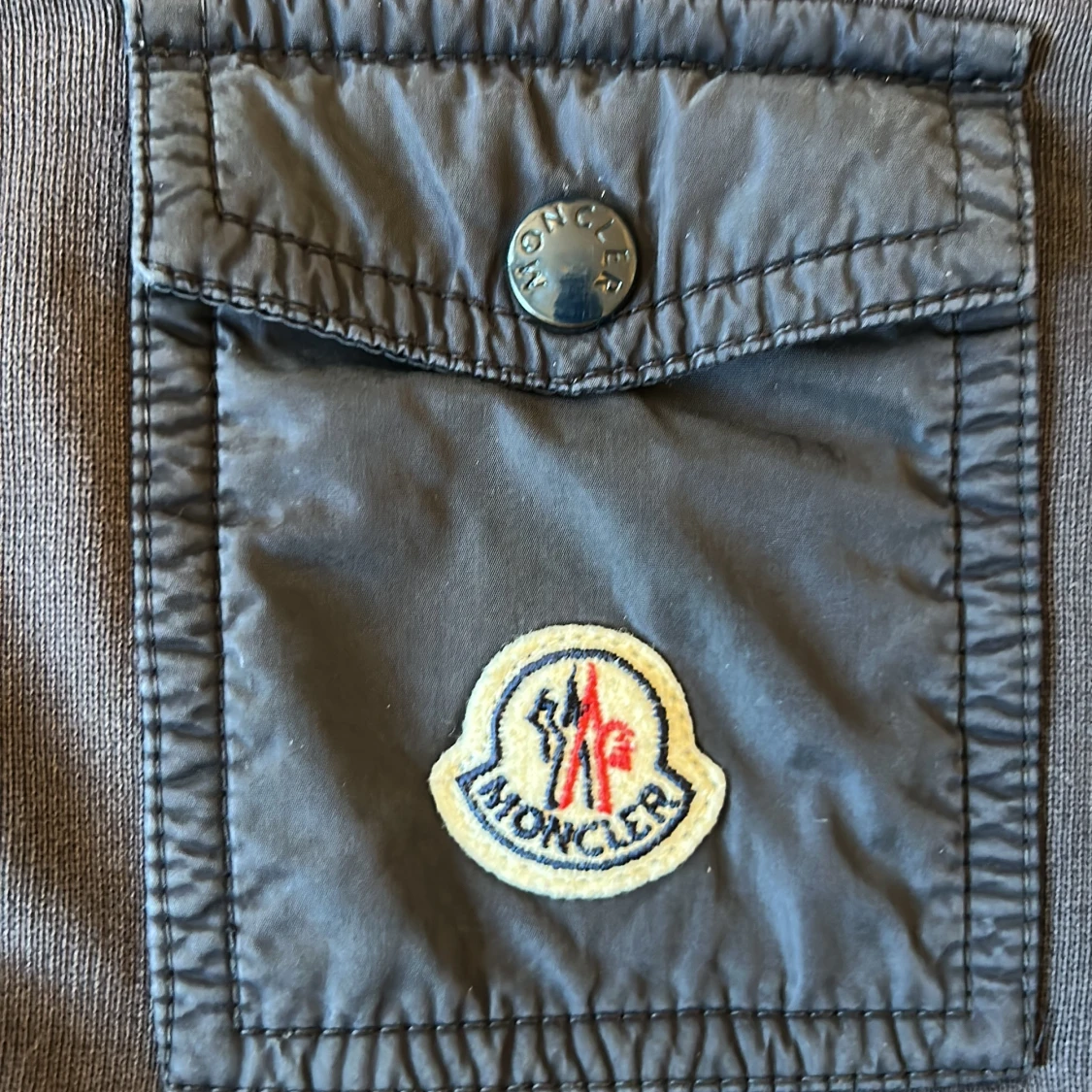 Grå hoodie från Moncler - 1