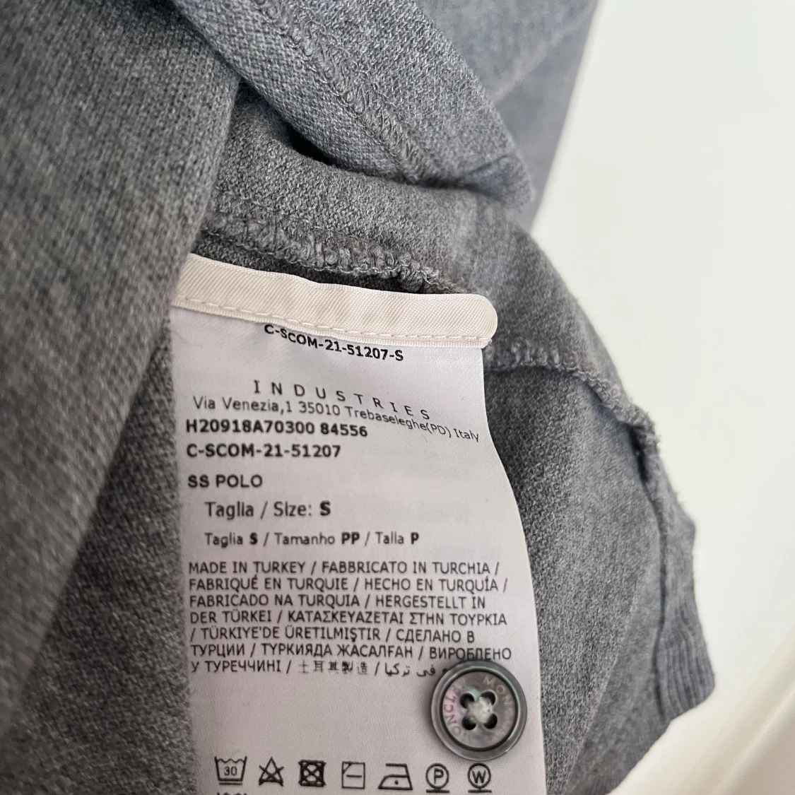 Grå pikétröja med röd och vit detalj - 2