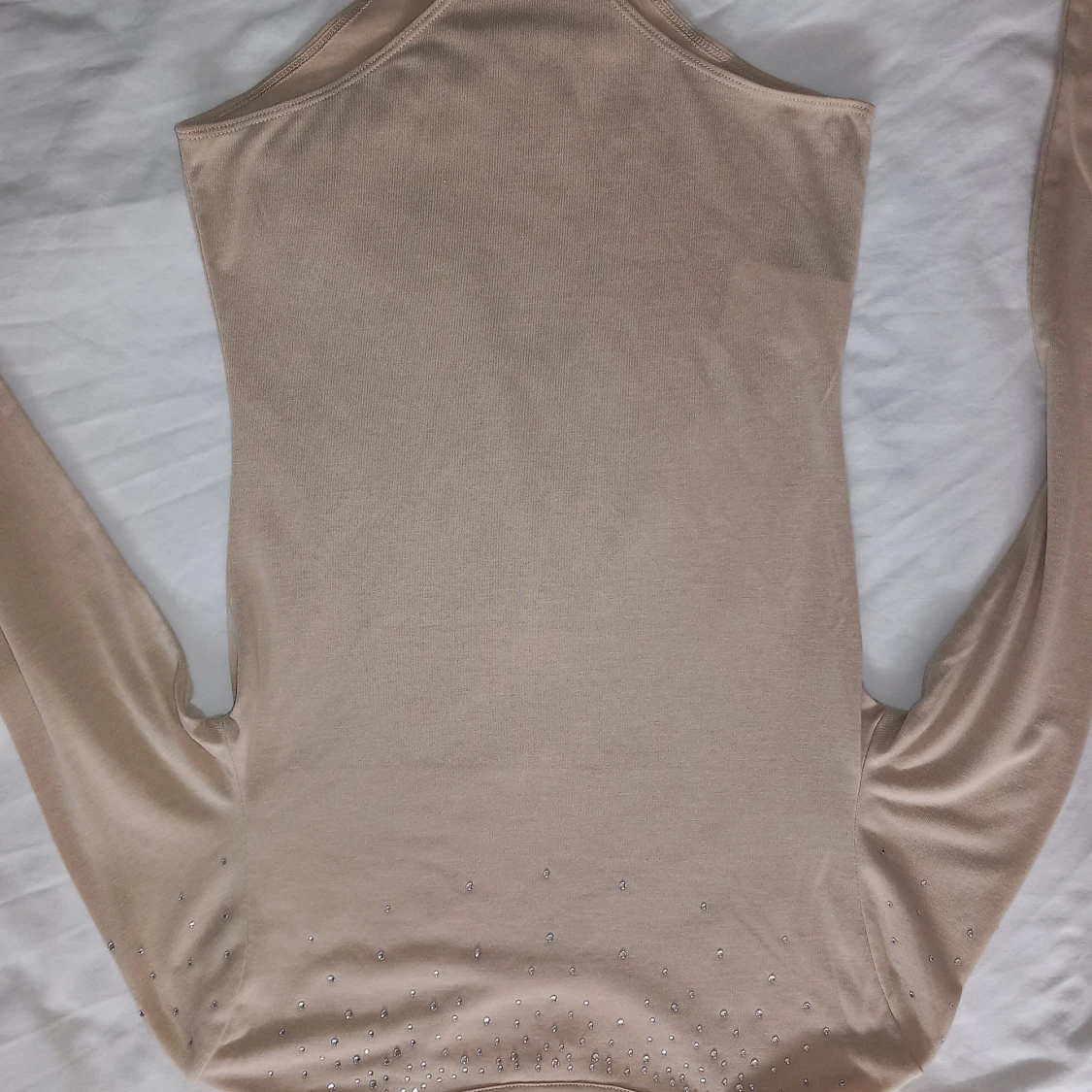 Beige långärmad topp med strassdetaljer - 1