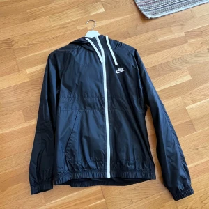 Svart vindjacka från Nike - Nike windbreaker. Storlek S men sitter mer som M. 