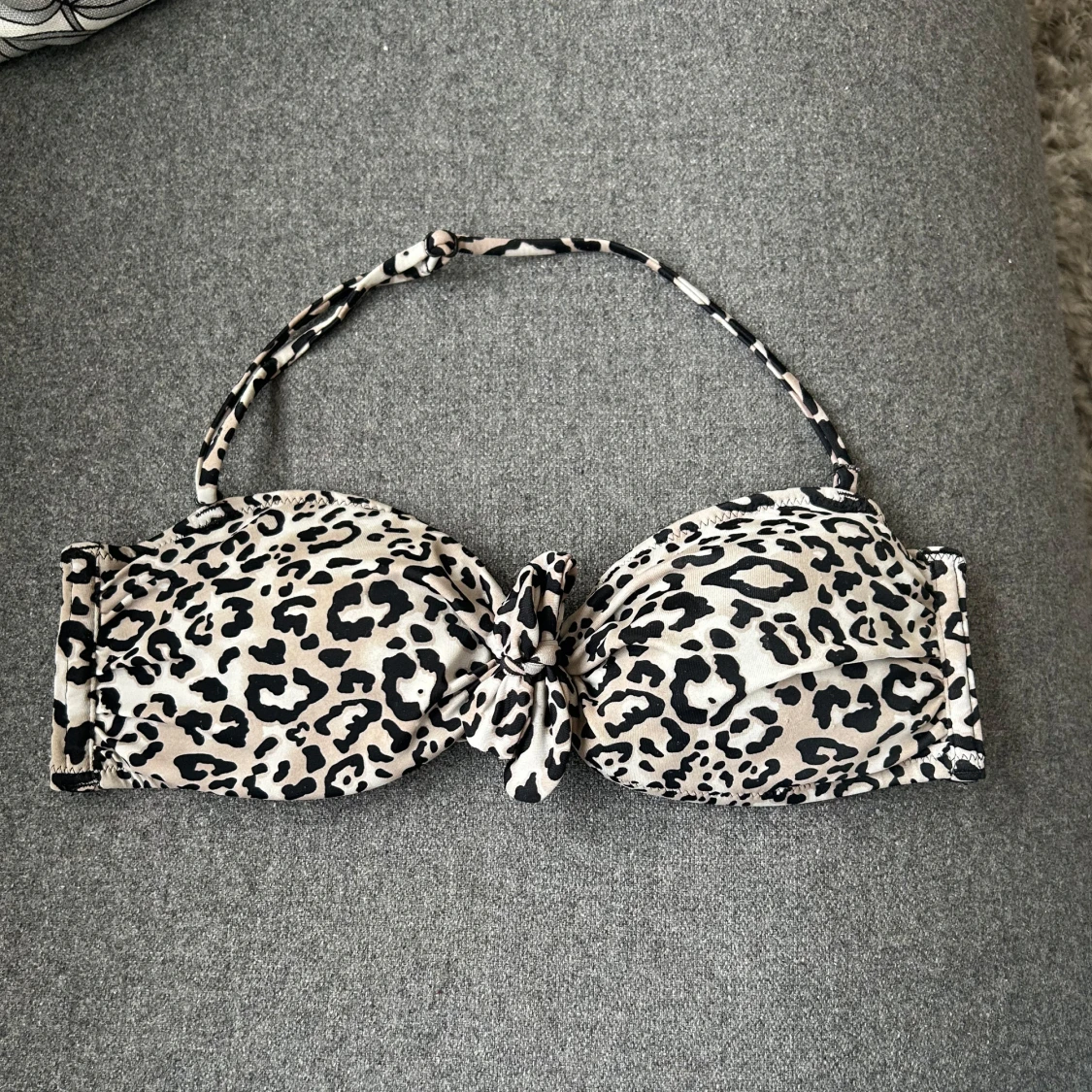 Leopardmönstrad bikiniöverdel