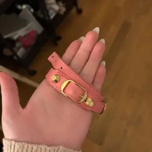säljer rosa armband från balenciag, bra skicka bar liten defekt mellan de guldiga knapparna där färgen försvunnit lite💗