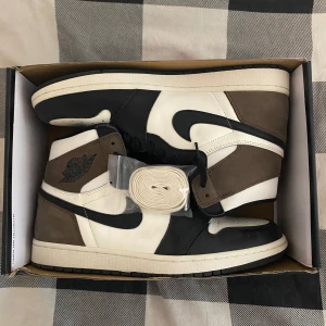 Jordan 1 Mocha  - Jordan 1 high Mocha, Helt nya, Storlek 46 men passar 45 och 45,5. Priset kan diskuteras om snabb affär