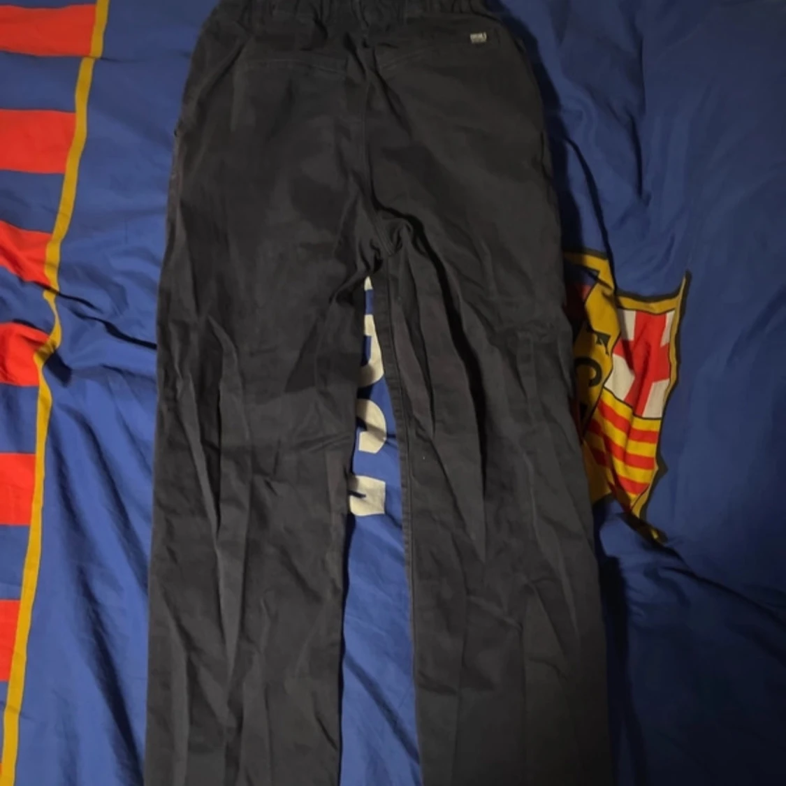 Mörkblåa chinos byxor från H&M - 1