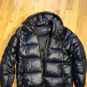 Polo Ralph Lauren Jacka - Säljer nu min polo ralph lauren jacka jag haft i en vinter! Som ny, förutom en mycket liten defekt på ena armen som man lätt kan lägga en liten maskeringstejp på! Självfallet äkta, köpt i polo Ralph Lauren i london 2024 dec. Nypris på 6000kr! Svart - M - Skriv vid frågor! 