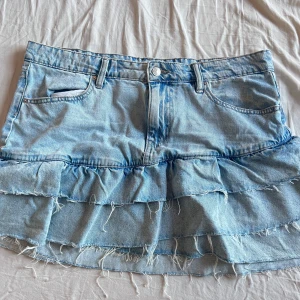 Kjol  - Denna kjol är i bra skick och har används ett antal gånger. Säljer just för att kjolen är tyvärr för stor💕