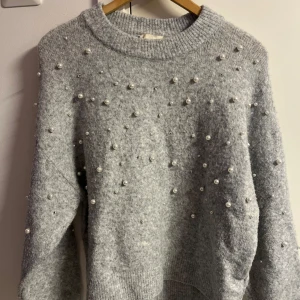 Grå tröja med pärlor - mysig grå tröja med pärlor. Sticks/kliar inte alls🥰