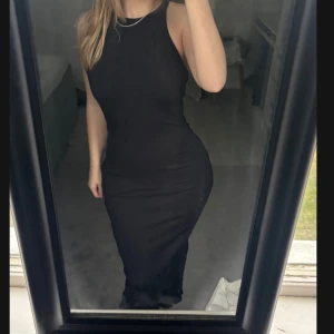 Svart  långklänning berskha - Snygg svart maxi klänning från berskha med liten slit på baksidan. Materialet är väldigt stretchigt så skulle säga att storleken är mellan S-L. Pris kan disktueras!