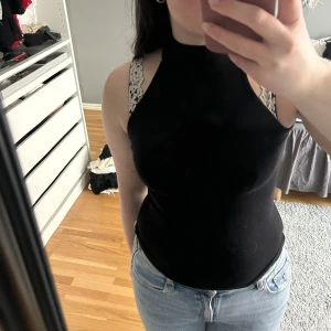 Polo topp - Svart ribbad polotopp.