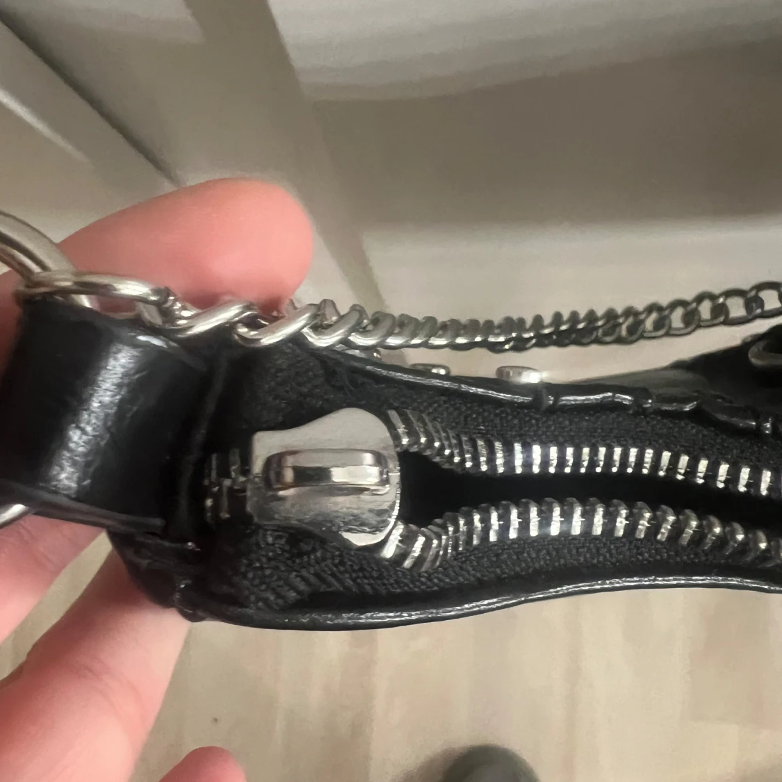 Svart axelväska med kedjedetalj - 2