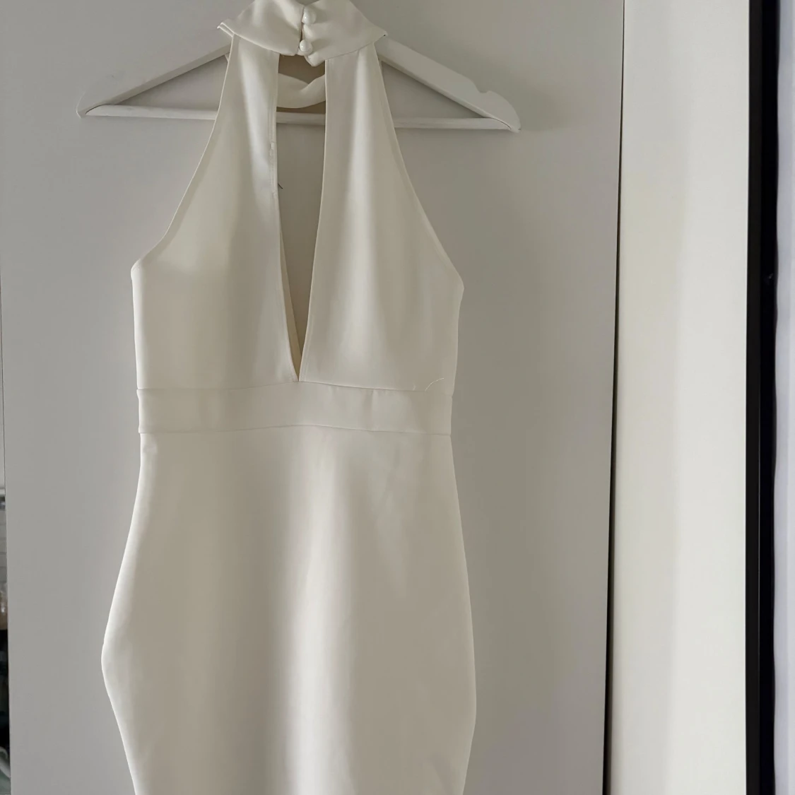 Vit axelbandslös klänning - 1