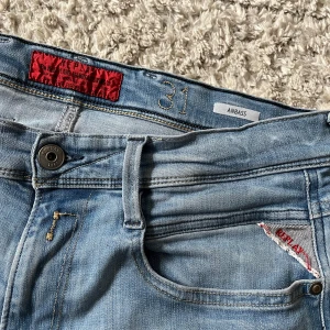 Replay Anbass - Säljer ett par jeans från Replay | 9/10 skick | Storleken är W31/L36 men jeans är förkortade till W31/L33 som motsvarar 115cm på benlängden | Hör av er vid funderingar! Kan gå ner i pris vid snabb affär! OBS modellen är ca 182cm och väger 68kg