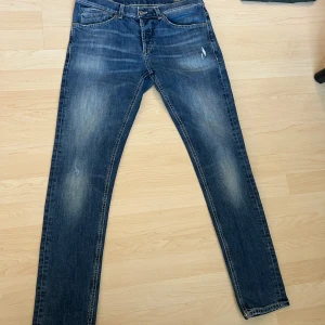Dondup Jeans - Dondup jeans i storlek w33/33 som passar lite mindre även. Dom är i helt nytt skick saknar bara lappar tags osv. 🚨OBS🚨Vid minsta lilla fråga är det bara skriva svarar snabbt även går det att sänka pris vid en snabb affär🫡