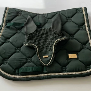 Grönt hoppschabrak plus huva från equestrian Stockholm💕 - Otroligt fint hoppschabrak och huva från es i färgen Forest green strl full. Säljer schabraket för 400kr (nypris 899) och huvan för 200kr (nypris 499). Säljer båda tillsammans för 500kr💕