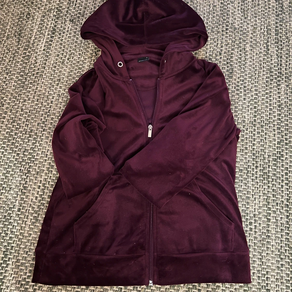 Vinröd hoodie från Gina Tricot