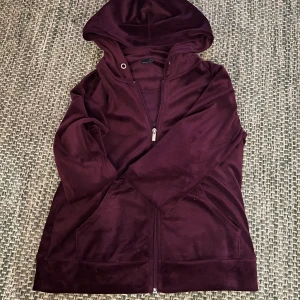 Vinröd hoodie från Gina Tricot - Säljer en mysig vinröd hoodie från Gina Tricot. Dne har zip och fickor framtil. Köpt på fina tricot i storlek S🫶🏻
