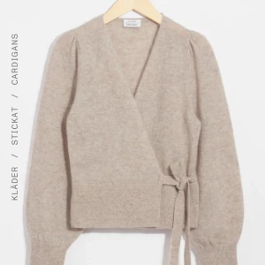 Beige knytkofta från & Other Stories - Bra skick då inte använd så mycket🥰storlek s 🙌skriv för egna bilder på🥰