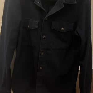 Marin blå overshirt från Jack & Jones - Snygg mörk blå overshirt från Jack & Jones. Superskick!!!