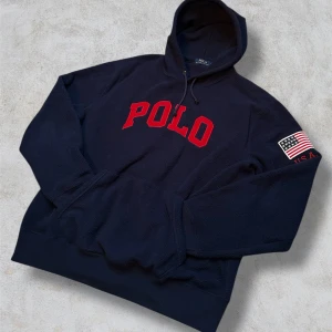 Marinblå Ralph Lauren Hoodie - Marinblå Ralph Lauren Fleece Hoodie, Storlek L, Mycket fint skick. Använd ett fåtal gånger. Köp den nu via köp nu funktionen innan någon annan hinner före💸  Postar alltid inom 24h📦  Tveka inte att höra av dig om du har frågor🧐  Lägg ett prisförslag om du tycker det är för dyrt💸  Kolla min profil för andra fina kläder🛍️