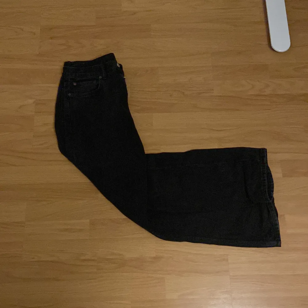 Snygga svarta jeansbyxor med klassisk design. Perfekta för en stilren look. De har en rak passform och är tillverkade i ett slitstarkt material.. Farkut & Housut.