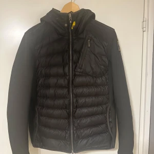 Parajumpers WARM UP - Säljer då min parajumpers warm up då jag lagt på mig några pannor och den inte passar mig på bredden längre. Är 173 70 kg och jackan slutar precis där byxorna sitter.   Äkta med qr kod så man kan kolla att den är autentisk. Har dessvärre inge kvitto då detta var en present men somsagt taggen/qr koden finns kvar 