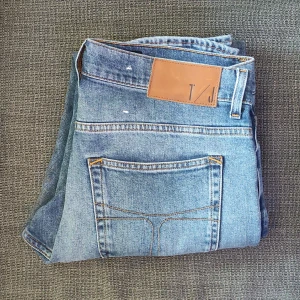 Tiger Of Sweden jeans slim fit - Tjena, säljer ett par riktigt snygga Tiger Of Sweden jeans då dom är förstora på mig. Knappt använda i riktigt fint skick 10/10 nästan helt nya. Jeansen är slim fit i storlek W30 L32. Notera att dom är mörkare i verkligheten än på bilden. Köpta för över 1000 kr men säljer för bara 499. Bara att skriva kring funderingar!