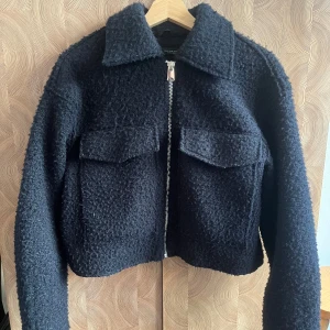 Mörkblå jacka från Zara - Nästan helt oanvänd jacka från Zara i mörkblå med ett texturerat material. 