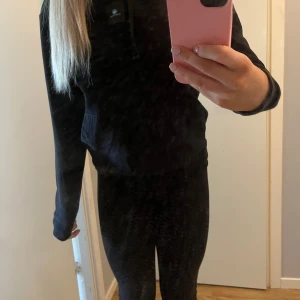 Hoodie från thecoolelephant  - Jätte snygg hoodie från thecoolelephant som inte kommer till användning skriv för fler bilder eller frågor❤️