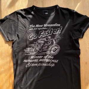 Svart t-shirt med tryck - Bra skick.