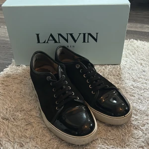 Svart Lanvin storlek 43 - Svarta Lanvin i bra skick, storlek 43. Box och skopåsar ingår.kvitto finns!