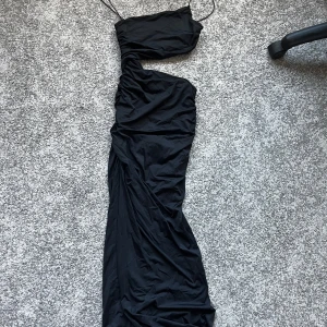 Svart tvådels klänning från Zara - Snygg svart tvådels klänning från Zara med smala axelband. Perfekt för en elegant kvällslook. Klänningen har en åtsittande passform och är tillverkad i ett mjukt material. Klänningen är i storlek S och endast använd en gång. Nypris 500kr. 