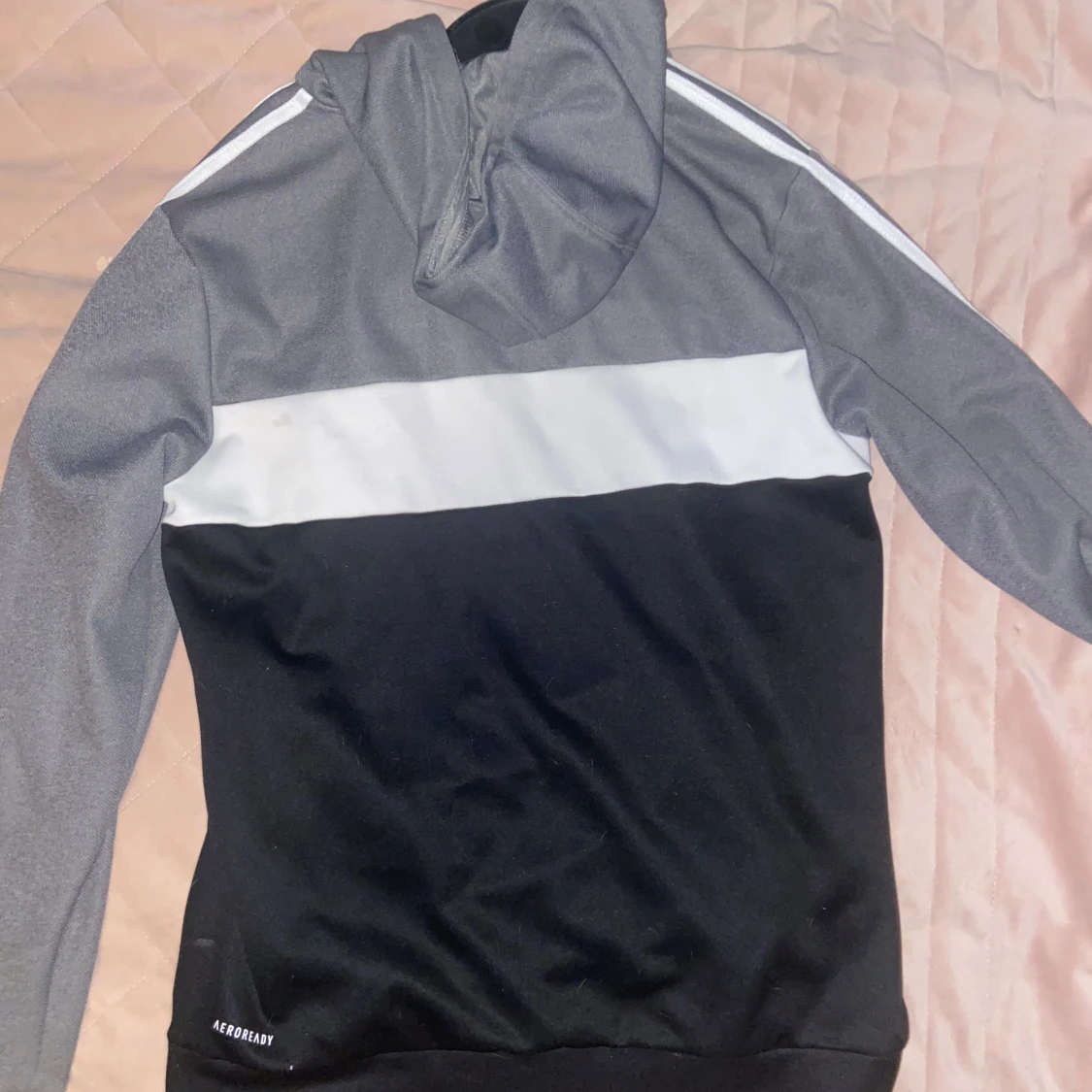 Grå och svart hoodie från Adidas - 1