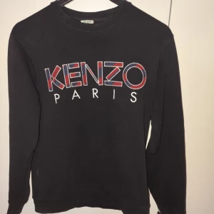 Kenzo sweatshirt - Säljer en Kenzo sweatshirt som är i väldigt bra skick inga defekter eller märkvärdiga tecken på användning. den är ganska så ny.