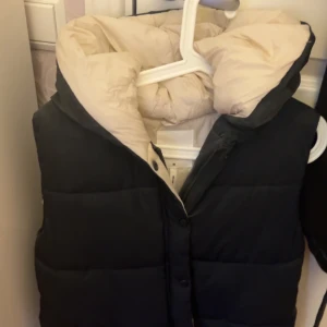 Svart dunväst från Object - Snygg svart dunväst från Object med en ljus insida. Storlek 36 