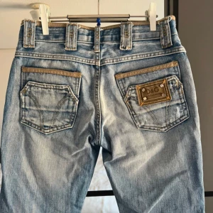 Vintage Low Rise Dolce & Gabbana jeans - Super snygga low waist Dolce & Gabbana Jeans Innerbenslängd: 70 cm Total längd: 90 cm Midja rakt över: 37,5 cm